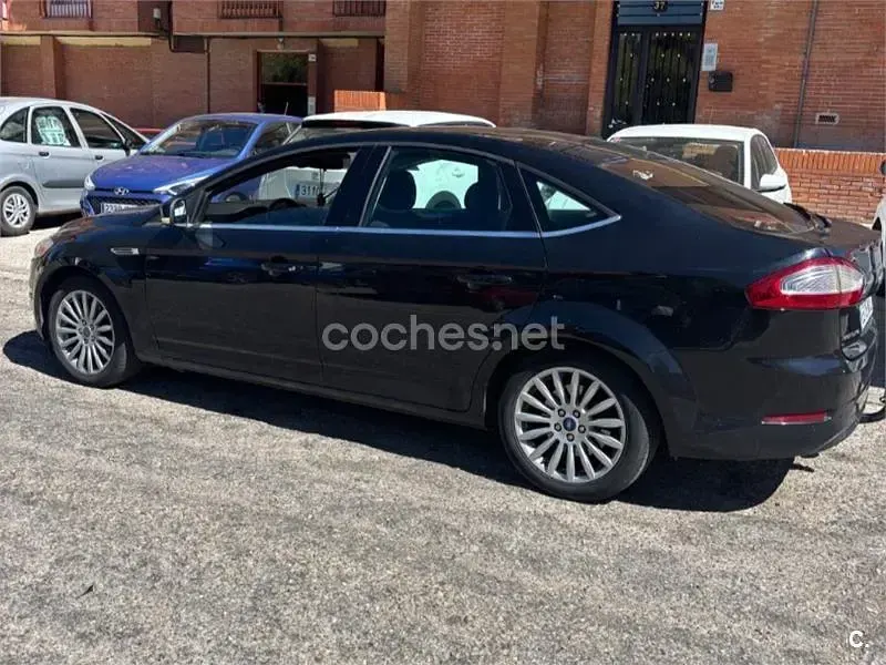 Usado Ford Mondeo Titanium 140 CV (102 kW) 2014 Negro Berlina