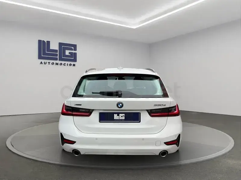 Usado BMW 330e 292 CV (214 kW) 2022 Blanco Familiar