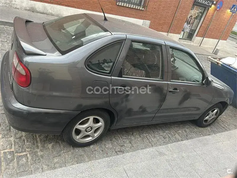 Usado Seat Cordoba Stella 75 CV (55 kW) 2002 Gris / plata Berlina