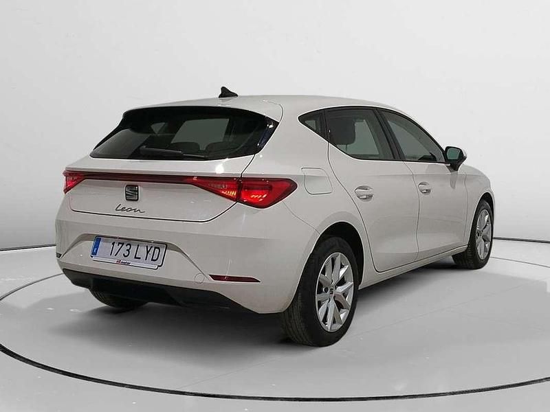 Usado Seat Leon Reference 117 CV (86 kW) 2022 Blanco Utilitario