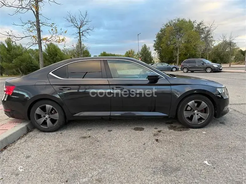 Usado Skoda Superb Ambition 150 CV (110 kW) 2018 Negro Berlina