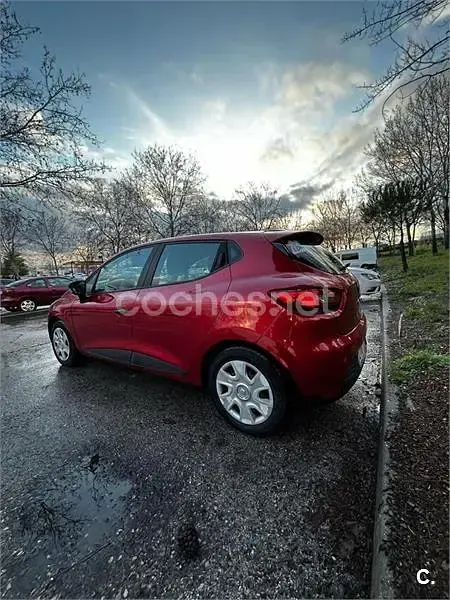 Usado Renault Clio IV Authentique 75 CV (55 kW) 2014 Rojo Berlina