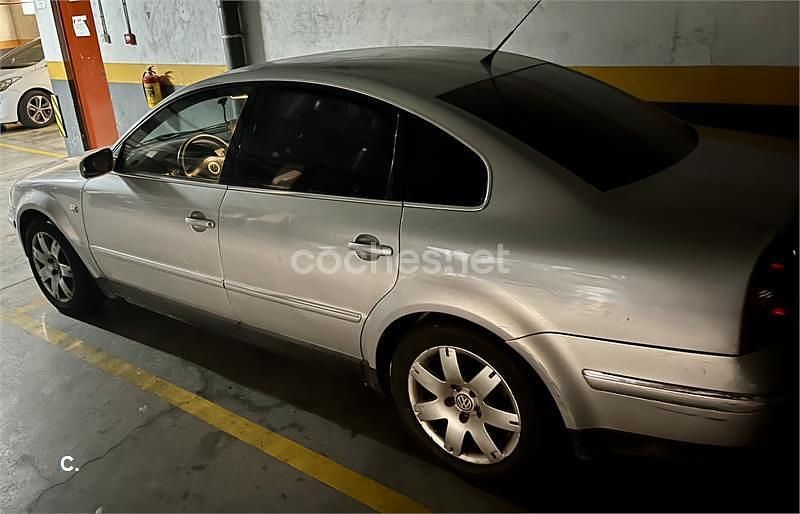 Gris / plata Usado 2001 VW Passat Highline Berlina | 2100 € (Precio justo) - Imagen 1/4