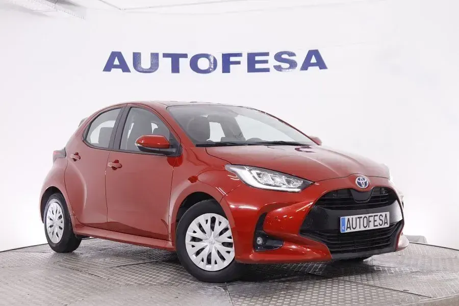 Usado Toyota Yaris Active 116 CV (85 kW) 2023 Rojo Utilitario