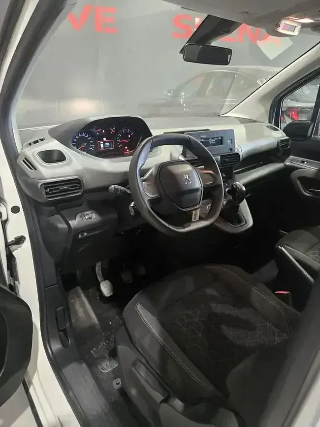 Usado Peugeot Rifter Active 100 CV (73 kW) 2019 Blanco Monovolumen