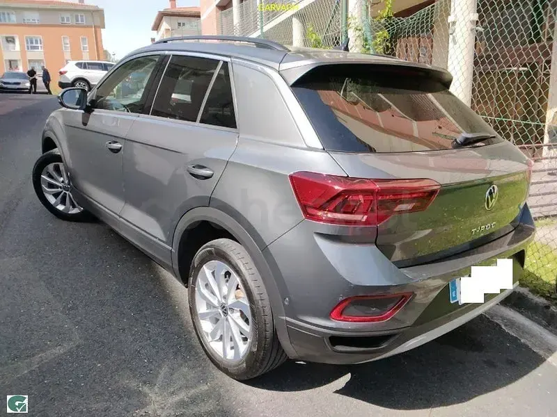 Usado VW T-Roc Life 150 CV (110 kW) 2022 Gris / plata SUV