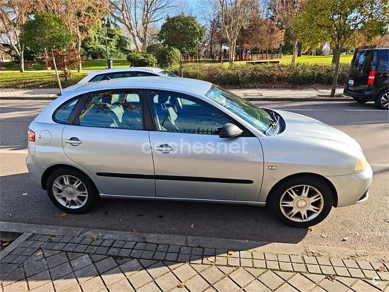 Usado Seat Ibiza Reference 85 CV (62 kW) 2006 Gris / plata Berlina