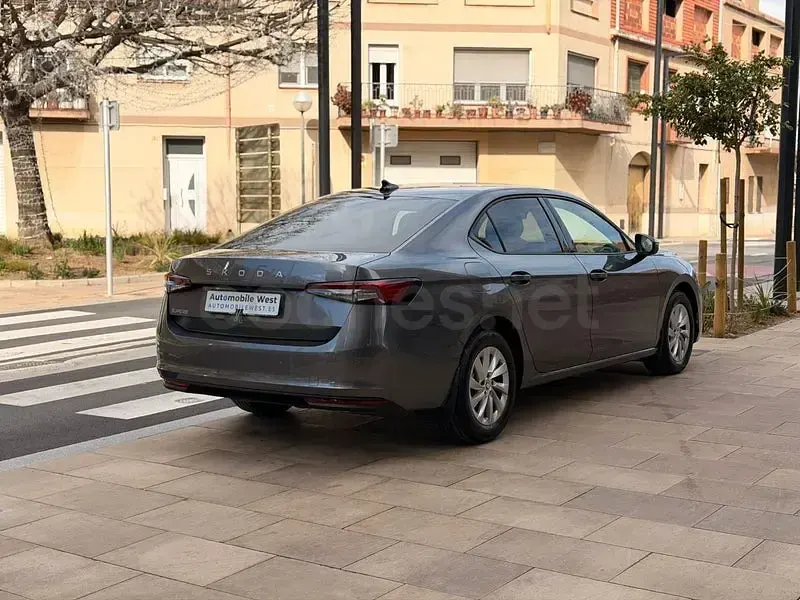 Usado Skoda Superb Style 150 CV (110 kW) 2024 Gris / plata Berlina