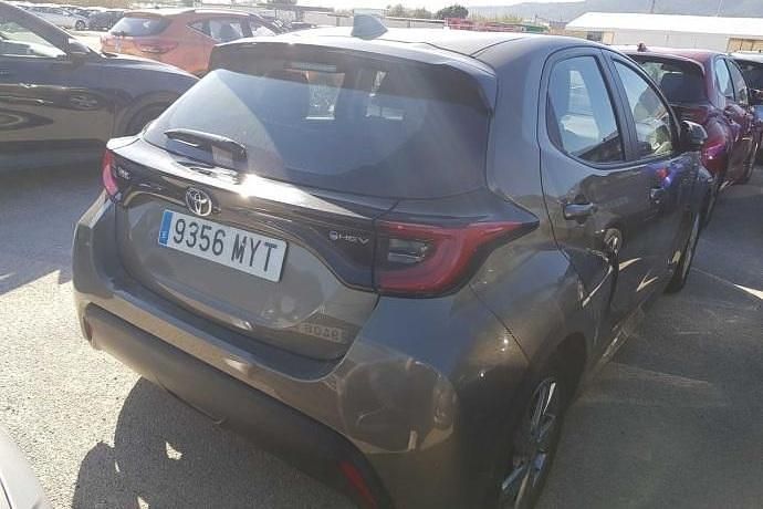 Usado Toyota Yaris Hybrid Active 116 CV (85 kW) 2025 Marrón Utilitario