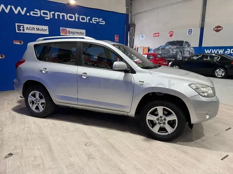 Usado Toyota RAV4 Executive 136 CV (100 kW) 2006 Gris / plata SUV