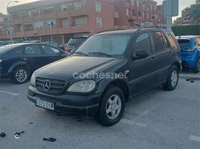 Usado Mercedes ML270 163 CV (119 kW) 2001 Negro SUV