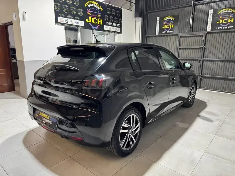 Usado Peugeot 208 Allure 100 CV (73 kW) 2022 Negro Utilitario