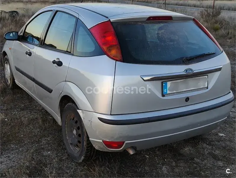 Usado Ford Focus Trend 90 HP (66 kW) 2003 Cinzento Sedan