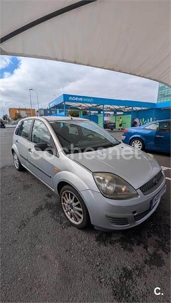 Usado Ford Fiesta Ambiente 70 CV (51 kW) 2007 Gris / plata Utilitario
