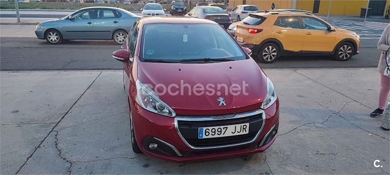 Usado Peugeot 208 Active 82 CV (60 kW) 2015 Rojo Utilitario