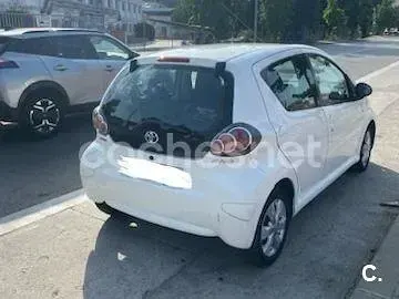 Usado Toyota Aygo City 68 CV (50 kW) 2012 Blanco Utilitario