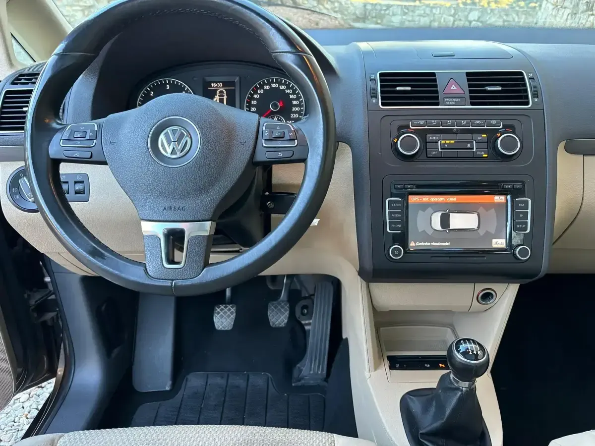 Usado VW Touran Advance 140 CV (102 kW) 2012 Marrón Monovolumen