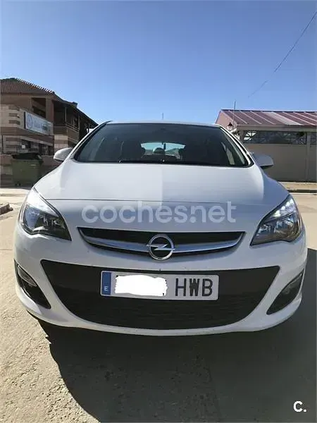 Usado Opel Astra Selective 130 CV (95 kW) 2014 Blanco Berlina