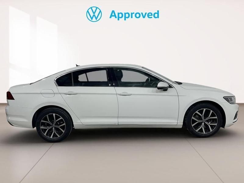 Usado VW Passat Executive 150 CV (110 kW) 2021 Blanco puro Berlina