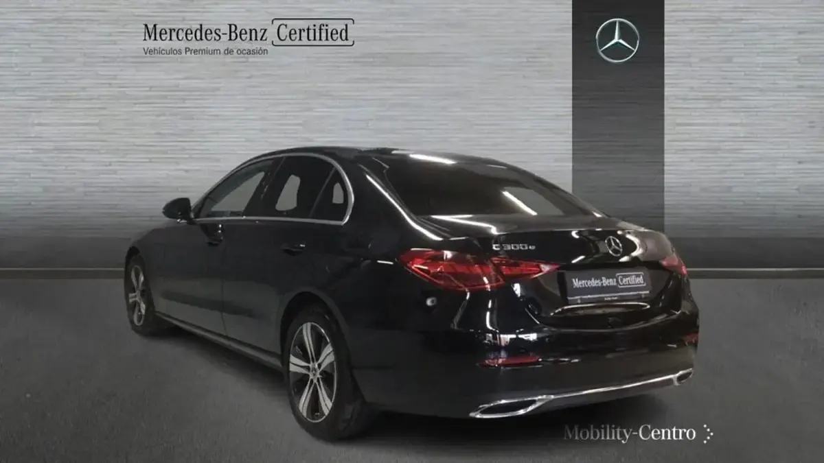 Usado Mercedes C300e Avantgarde 313 CV (230 kW) 2023 Inval. black  nonmetallic color paint Berlina