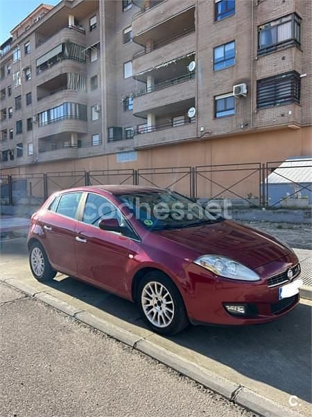 Usado Fiat Bravo Dynamic 120 CV (88 kW) 2008 Granate Utilitario