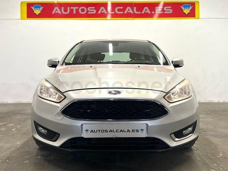 Usado Ford Focus Trend 120 CV (88 kW) 2016 Gris / plata Berlina