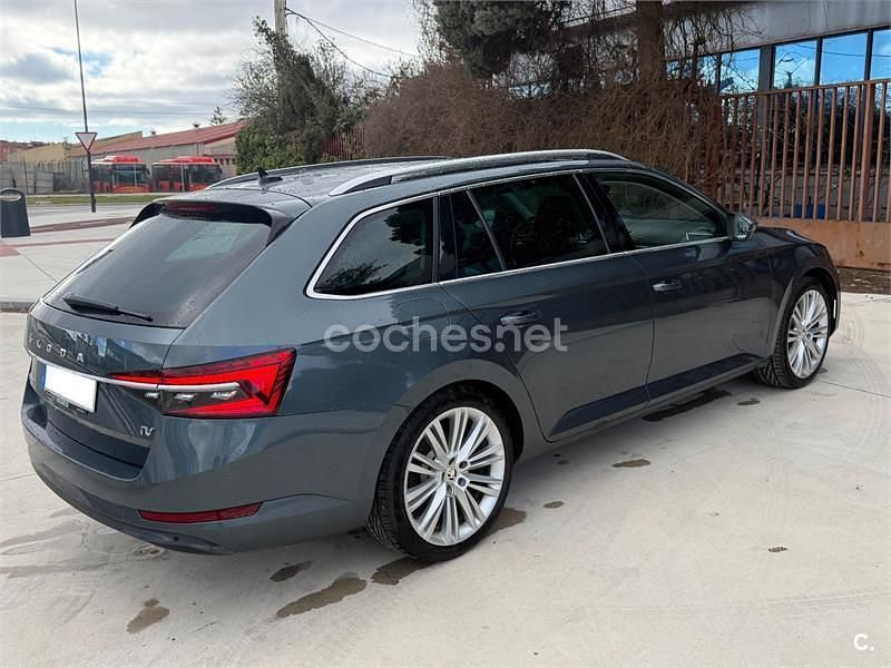 Usado Skoda Superb Style 218 CV (160 kW) 2021 Gris / plata Familiar