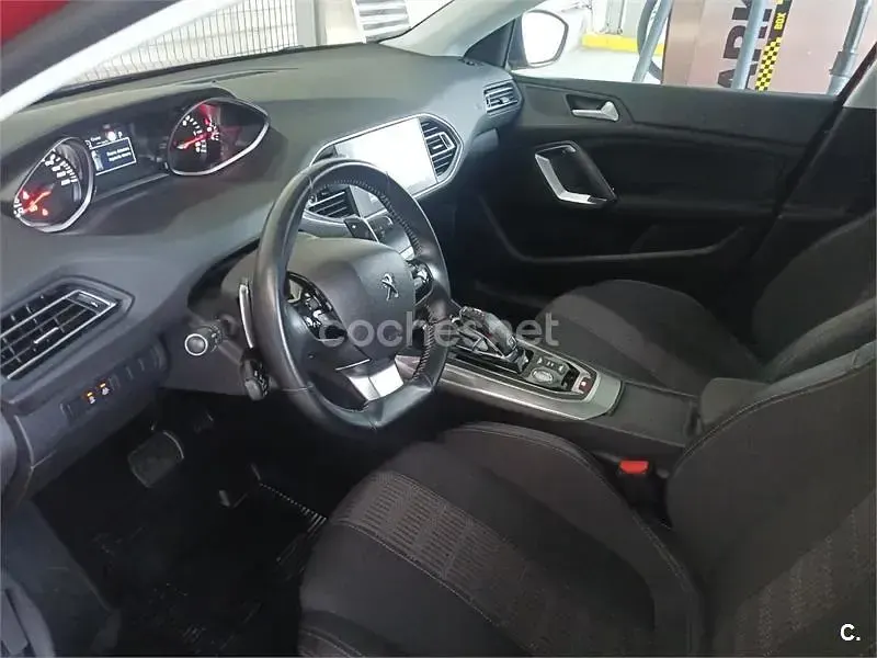 Usado Peugeot 308 Allure 130 CV (95 kW) 2019 Granate Berlina