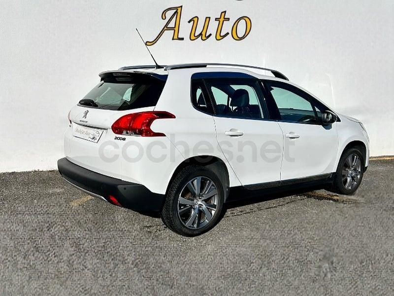 Usado Peugeot 2008 Allure 100 CV (73 kW) 2015 Blanco SUV