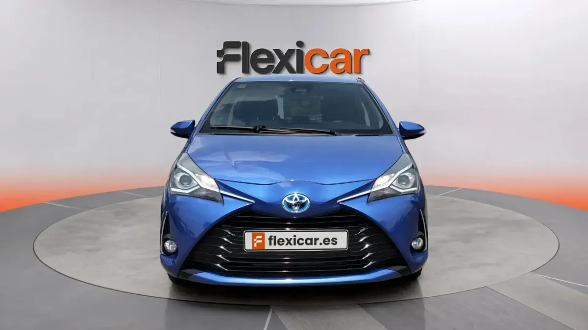 Usado Toyota Yaris Hybrid Active 100 CV (73 kW) 2019 Azul Berlina