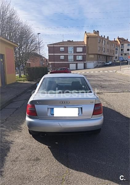 Usado Audi A4 125 CV (91 kW) 1998 Gris / plata Berlina