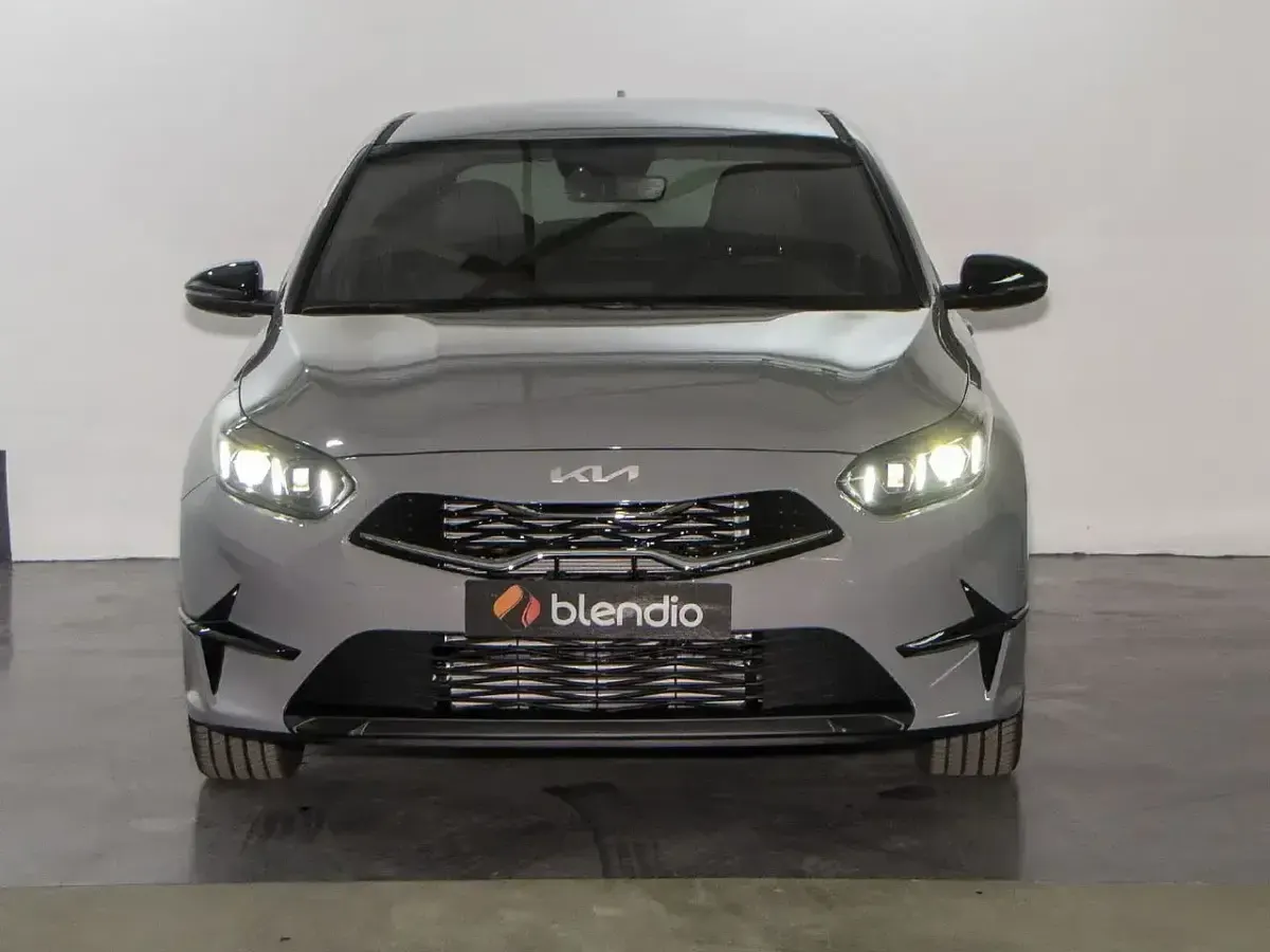 Usado Kia Ceed Style 120 CV (88 kW) 2023 Gris Utilitario