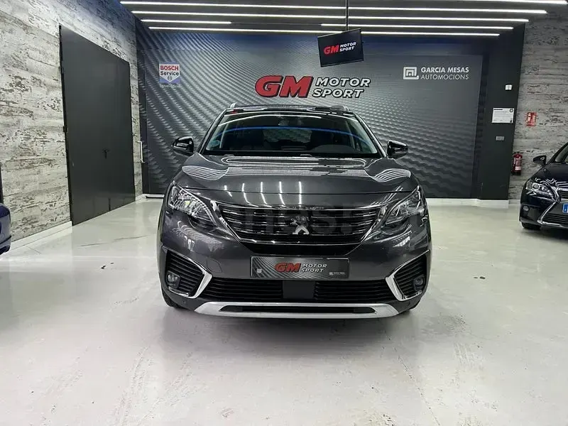 Usado Peugeot 5008 Allure 131 CV (96 kW) 2019 Gris / plata SUV