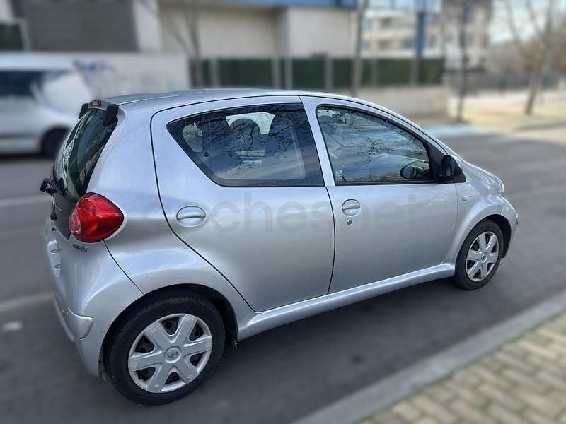Usado Toyota Aygo 54 CV (39 kW) 2007 Gris / plata Utilitario