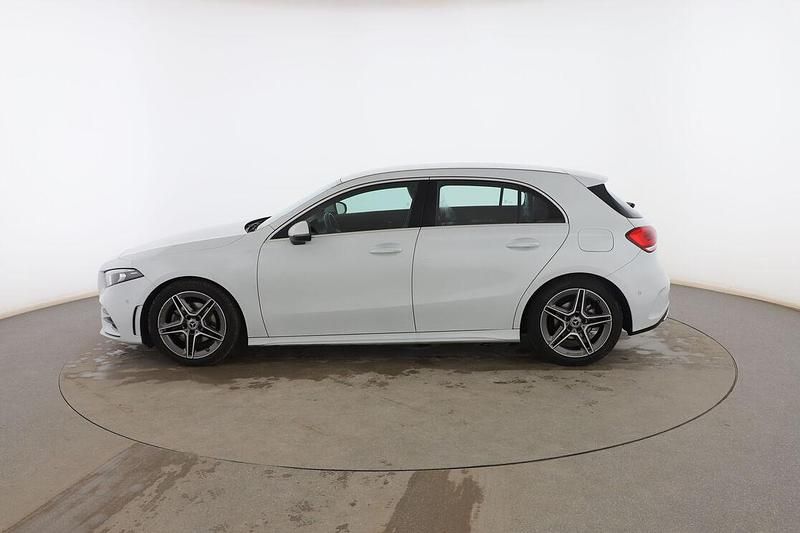 Usado Mercedes A180 AMG line 136 CV (100 kW) 2021 Blanco Utilitario