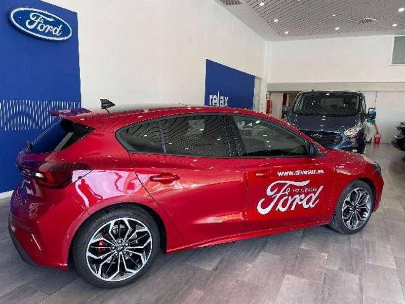 Usado Ford Focus ST-Line X 125 CV (91 kW) 2023 Rojo Utilitario