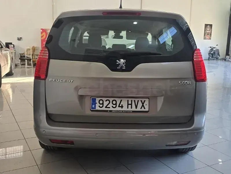 Usado Peugeot 5008 Access 115 CV (84 kW) 2014 Beige Monovolumen