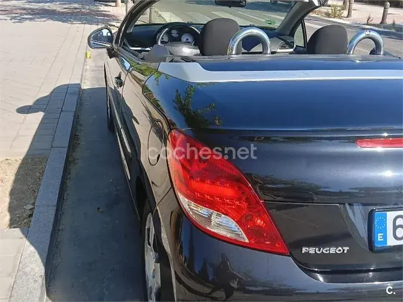 Usado Peugeot 207 CC 120 CV (88 kW) 2010 Negro Descapotable