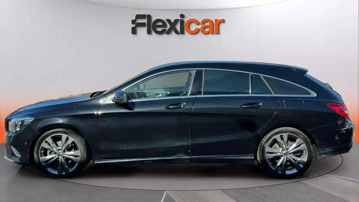 Usado Mercedes CLA220 Shooting Brake 170 CV (125 kW) 2019 Negro Familiar