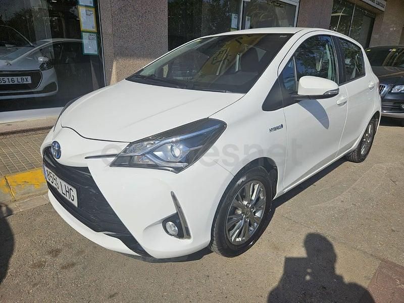Usado Toyota Yaris Hybrid Advance 100 CV (73 kW) 2020 Blanco Berlina