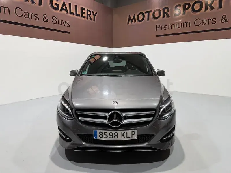 Usado Mercedes B200 136 CV (100 kW) 2018 Gris / plata Utilitario