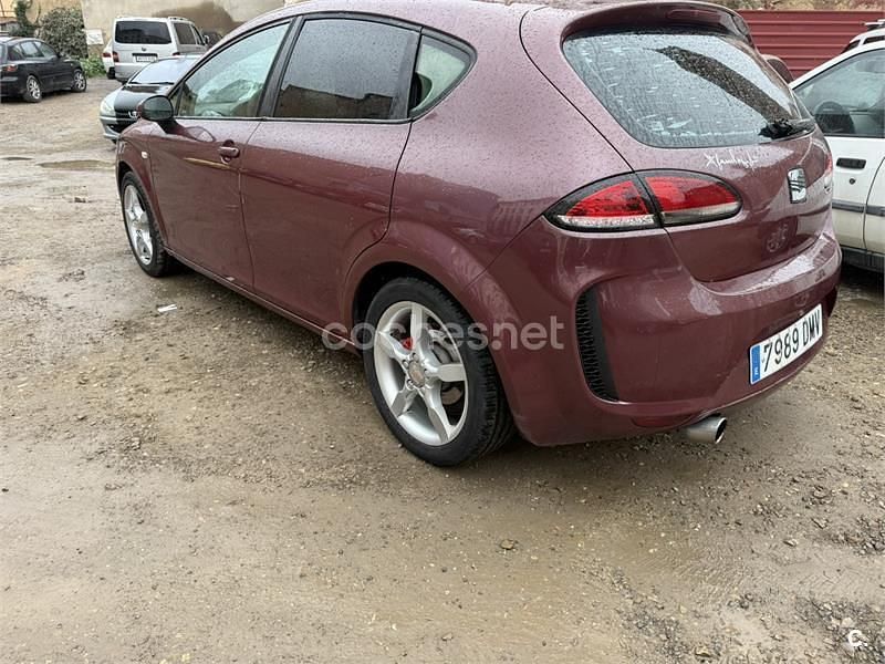 Usado Seat Leon Reference 140 CV (102 kW) 2005 Granate Utilitario