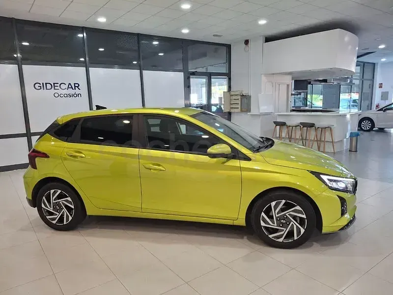 Usado Hyundai i20 100 CV (73 kW) 2025 Verde Utilitario