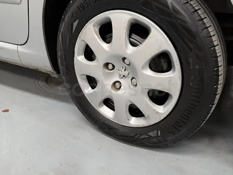 Usado Peugeot 307 90 CV (66 kW) 2005 Gris / plata Berlina