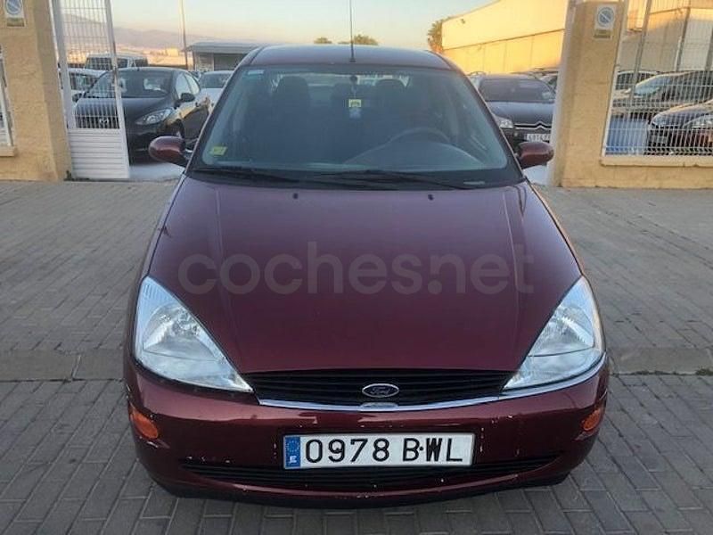 Usado Ford Focus Ghia 100 CV (73 kW) 2002 Rojo Berlina
