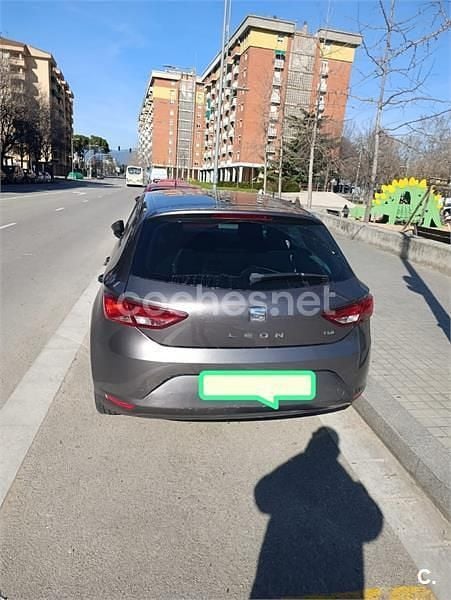Usado Seat Leon Style 105 CV (77 kW) 2015 Gris / plata Berlina