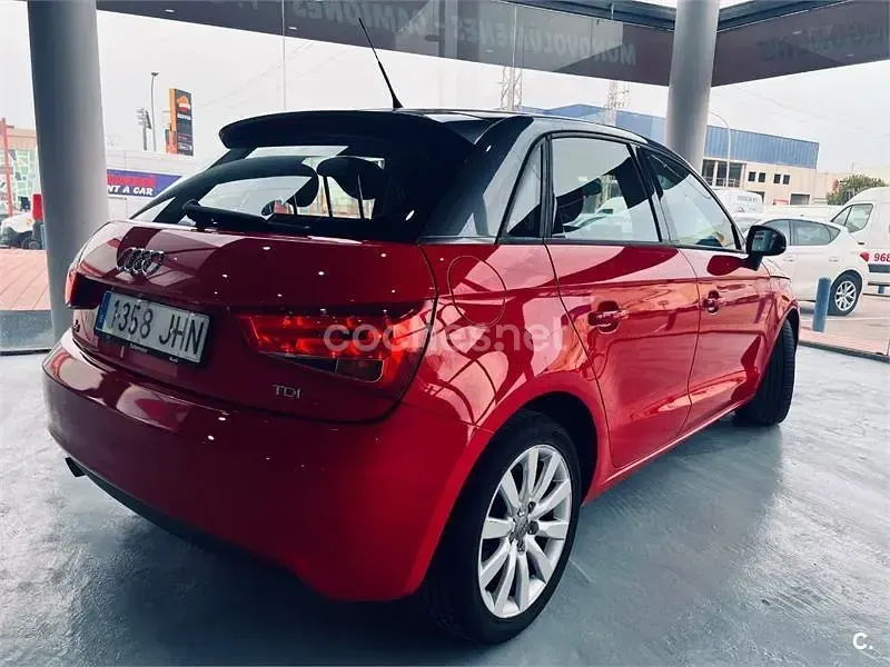 Usado Audi A1 Sportback Attraction 105 CV (77 kW) 2015 Rojo Utilitario
