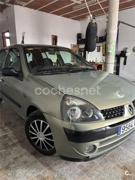 Verde Usado 2002 Renault Clio II Privilege Berlina | 2150 € (Precio justo) - Imagen 1/4