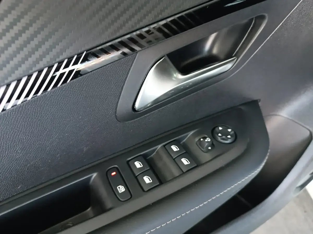 Usado Peugeot 208 Allure 100 CV (73 kW) 2024 Blanco Utilitario