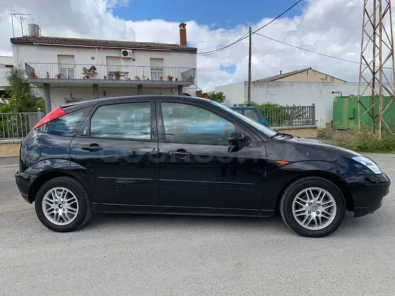 Usado Ford Focus Ghia 100 HP (73 kW) 2003 Preto Sedan